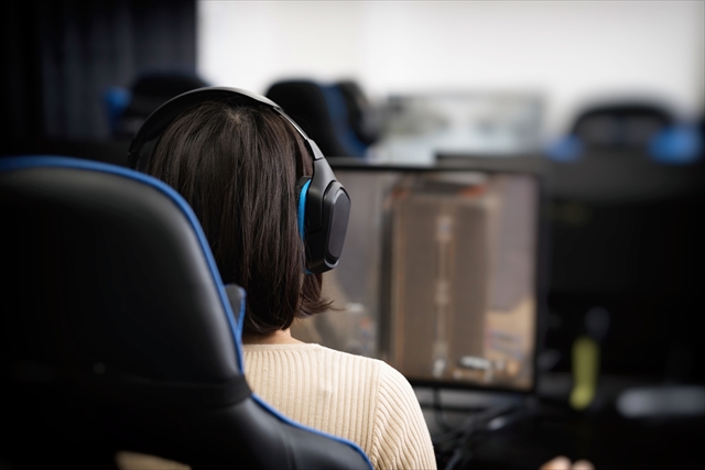 ゲームプレイをする女性