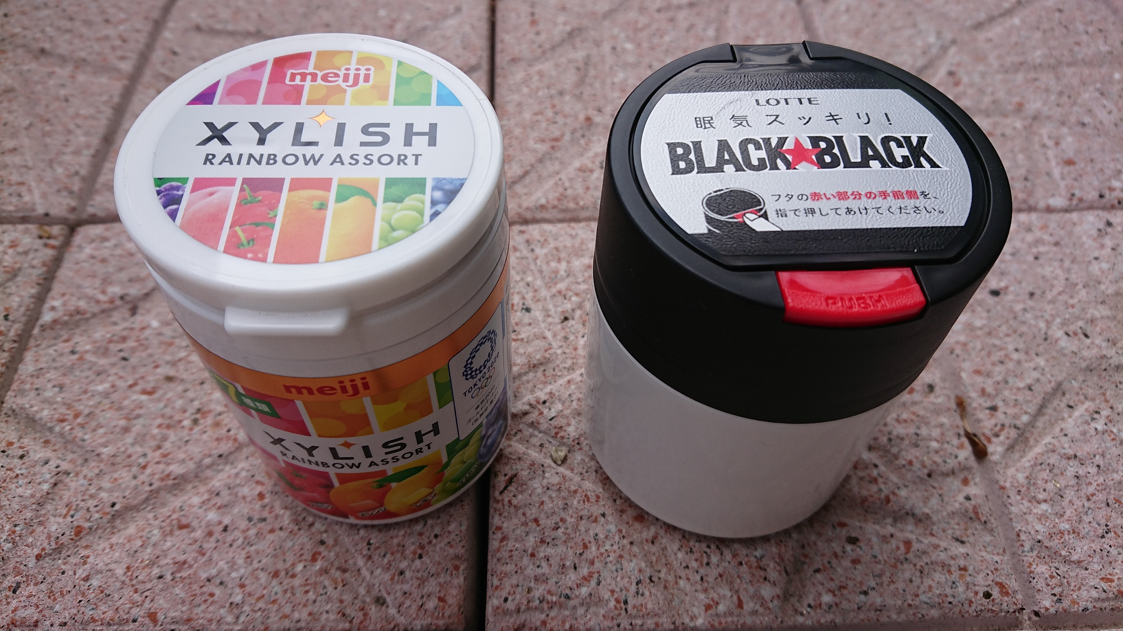 外観 左:明治、右:ロッテ