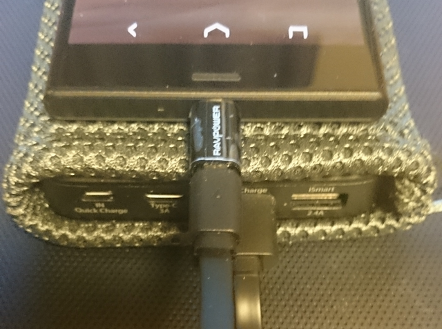RAVPower RP-PB043(XZsを充電中)