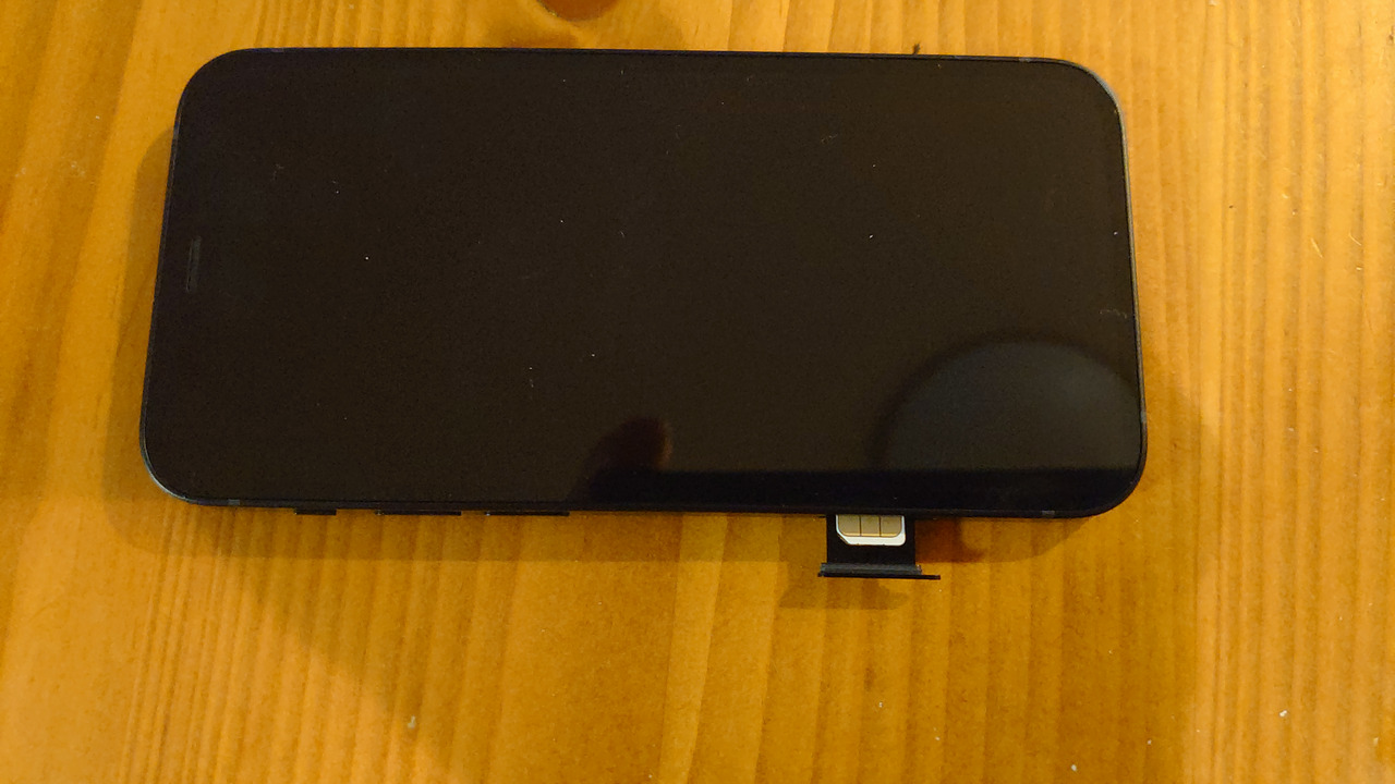 iPhone 12 mini SIMカード挿入